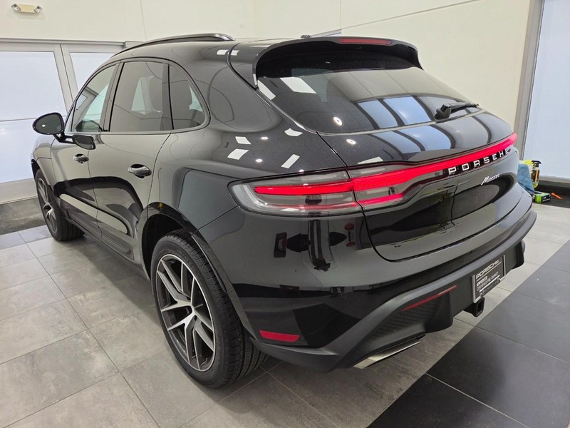 Porsche Macan Vehicle Full-screen Gallery Image 3