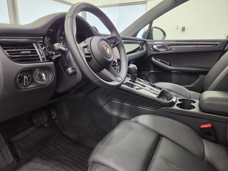 Porsche Macan Vehicle Full-screen Gallery Image 4