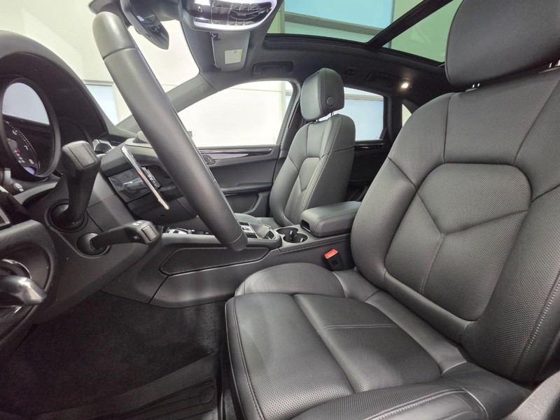 Porsche Macan Vehicle Full-screen Gallery Image 5