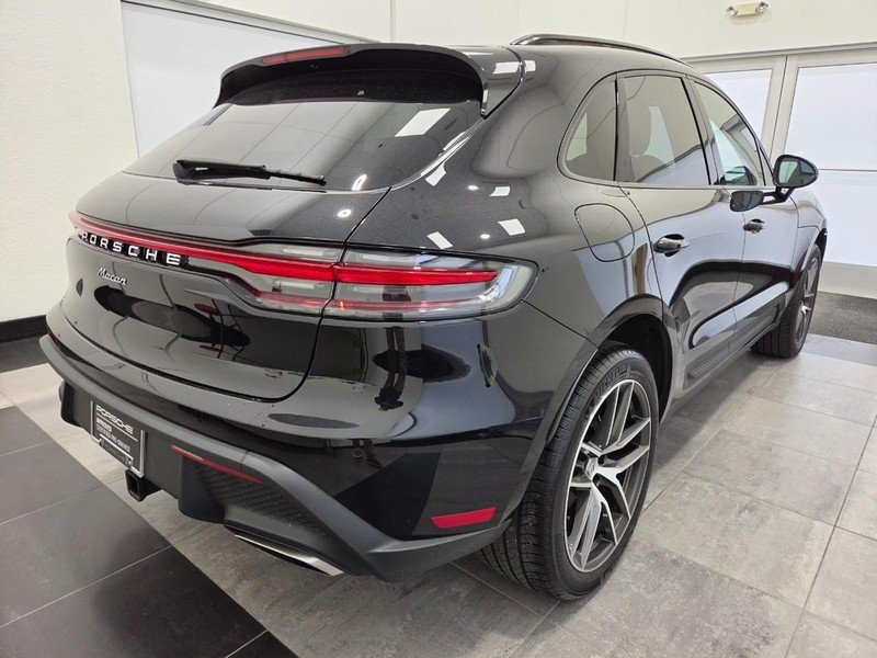 Porsche Macan Vehicle Full-screen Gallery Image 7