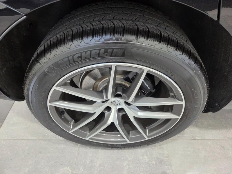 Porsche Macan Vehicle Full-screen Gallery Image 8