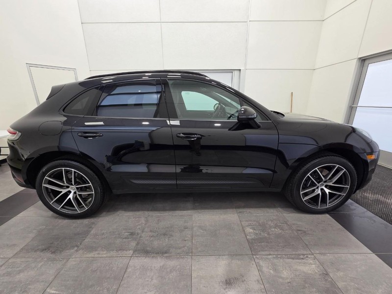 Porsche Macan Vehicle Full-screen Gallery Image 9