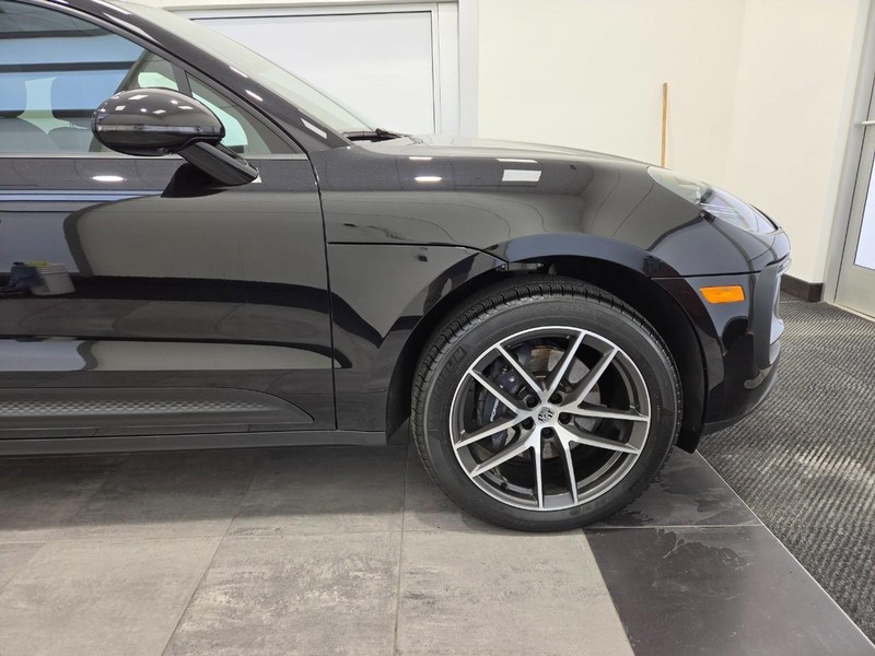 Porsche Macan Vehicle Full-screen Gallery Image 10