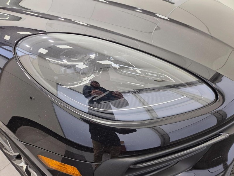 Porsche Macan Vehicle Full-screen Gallery Image 11