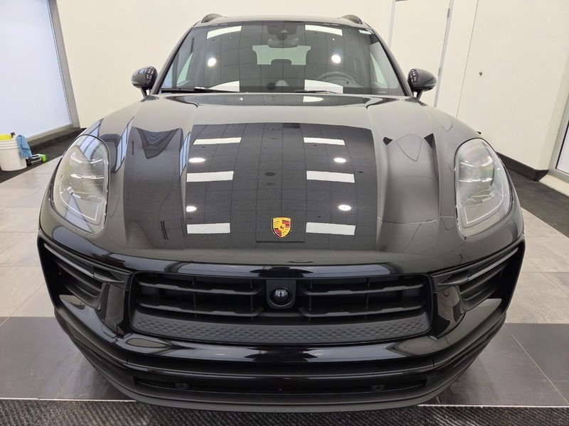 Porsche Macan Vehicle Full-screen Gallery Image 12