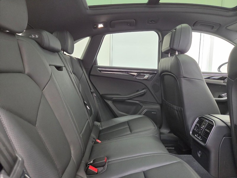 Porsche Macan Vehicle Full-screen Gallery Image 13