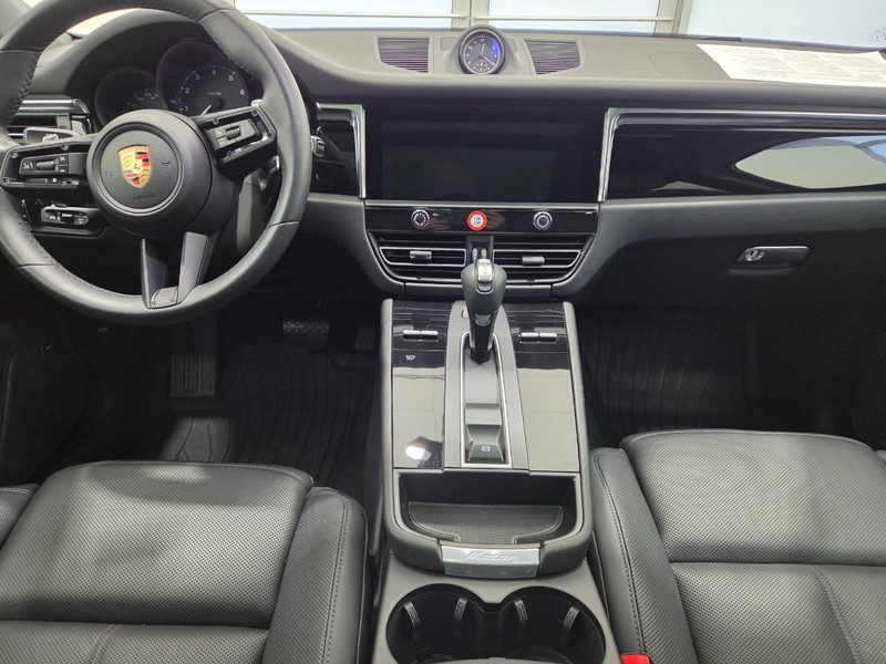 Porsche Macan Vehicle Full-screen Gallery Image 14