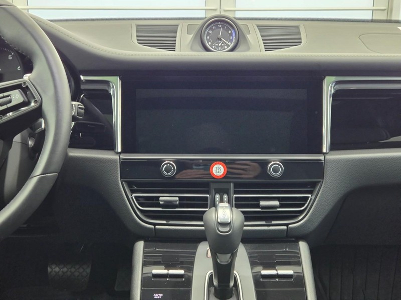 Porsche Macan Vehicle Full-screen Gallery Image 15