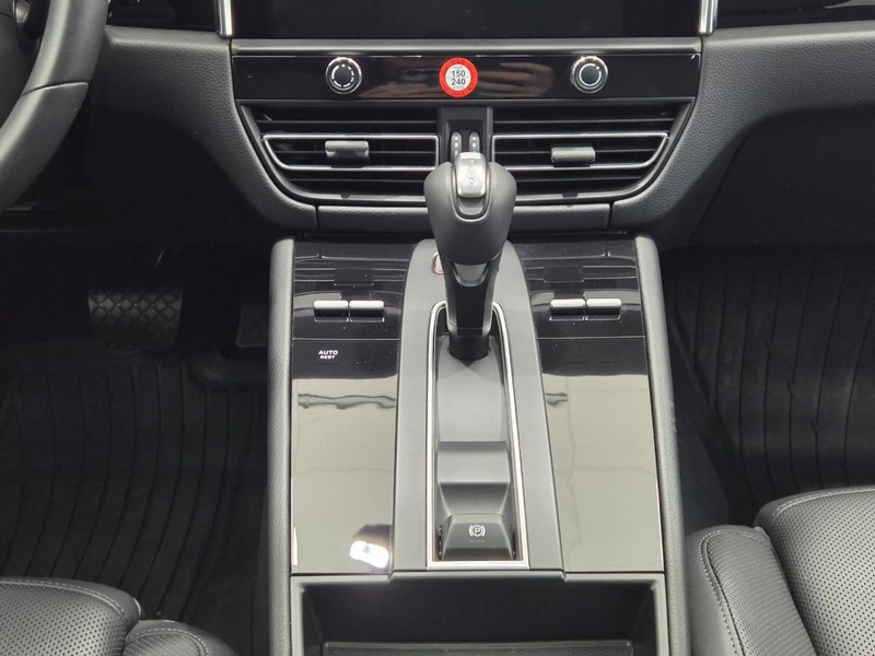 Porsche Macan Vehicle Full-screen Gallery Image 16