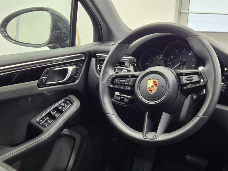 Porsche Macan Vehicle Full-screen Gallery Image 17