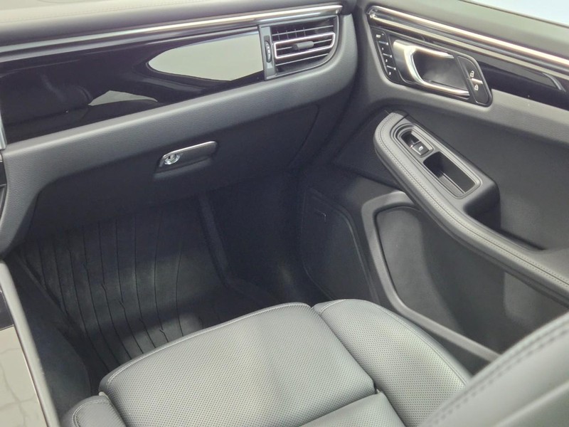 Porsche Macan Vehicle Full-screen Gallery Image 18