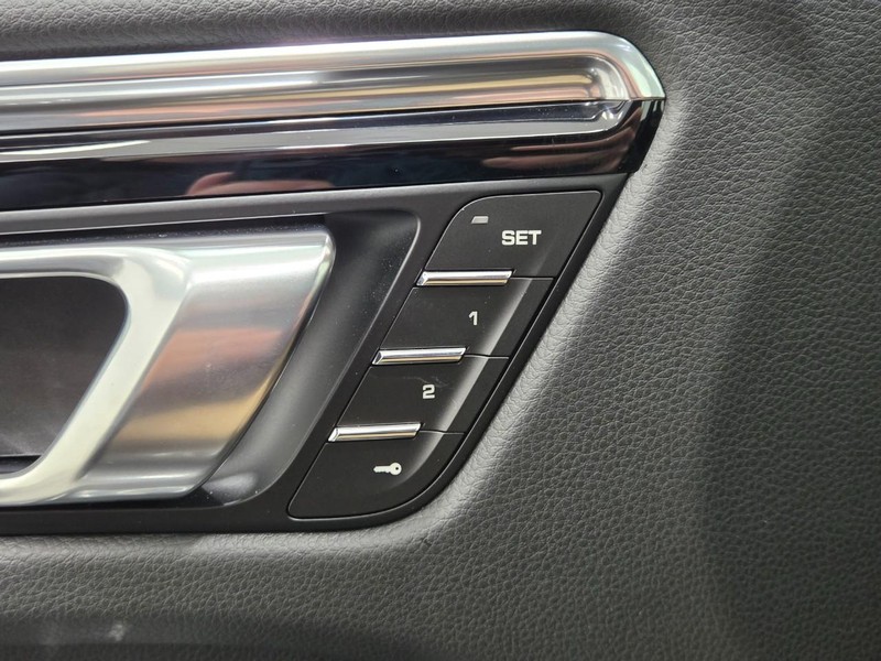 Porsche Macan Vehicle Full-screen Gallery Image 19