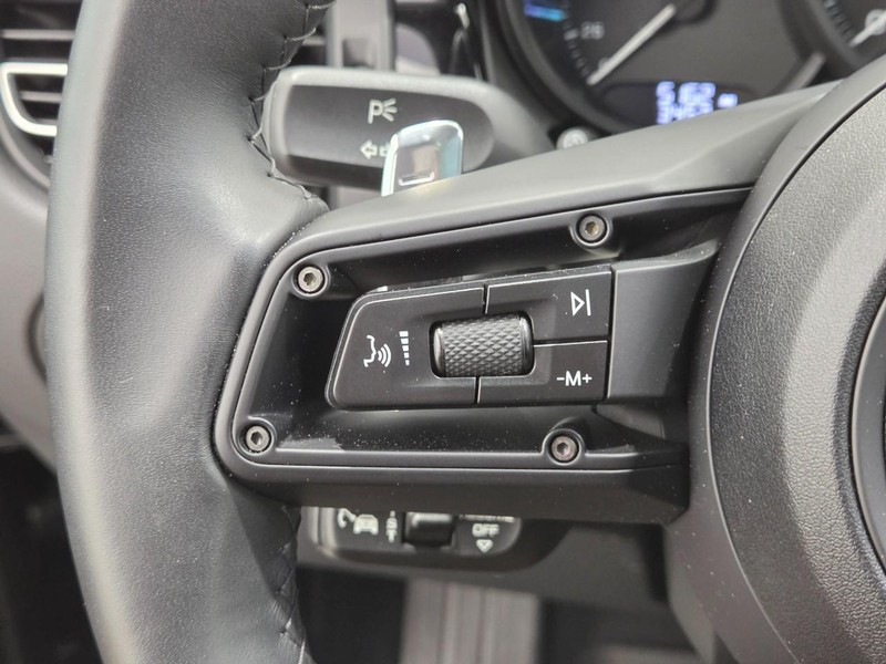 Porsche Macan Vehicle Full-screen Gallery Image 20