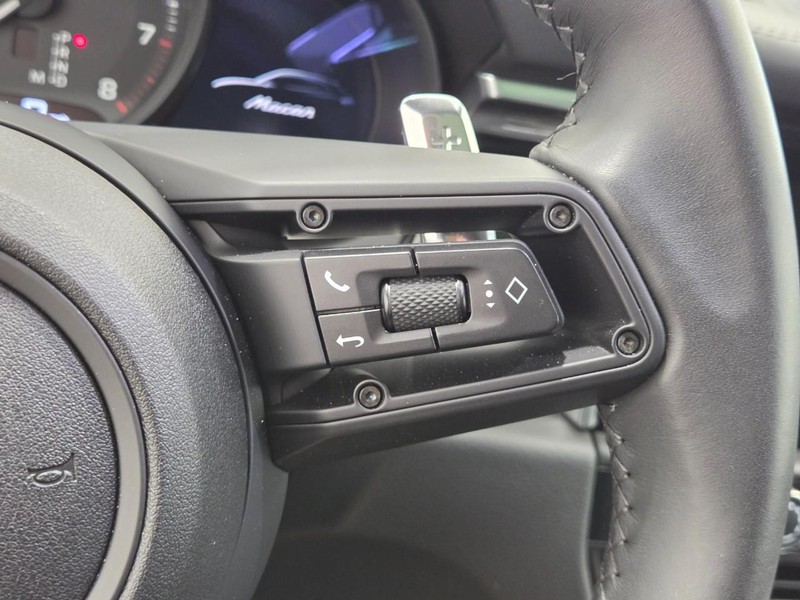 Porsche Macan Vehicle Full-screen Gallery Image 21