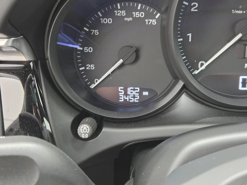 Porsche Macan Vehicle Full-screen Gallery Image 22