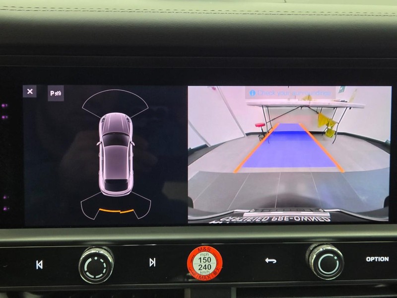 Porsche Macan Vehicle Full-screen Gallery Image 24