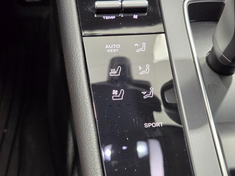 Porsche Macan Vehicle Full-screen Gallery Image 25