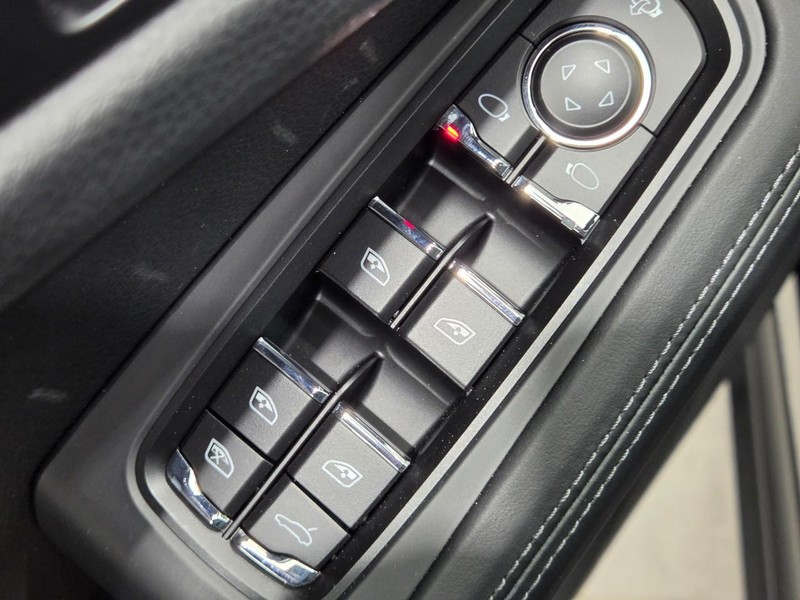 Porsche Macan Vehicle Full-screen Gallery Image 26