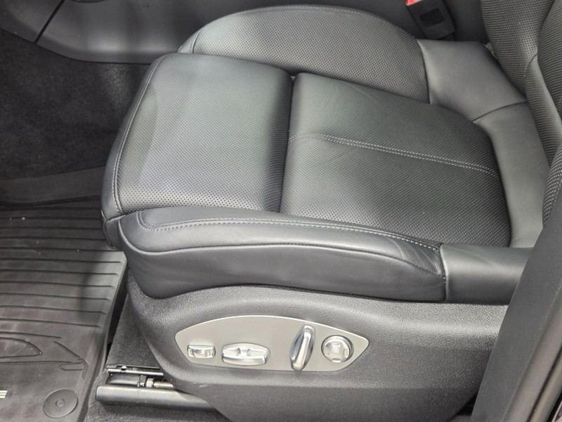 Porsche Macan Vehicle Full-screen Gallery Image 27