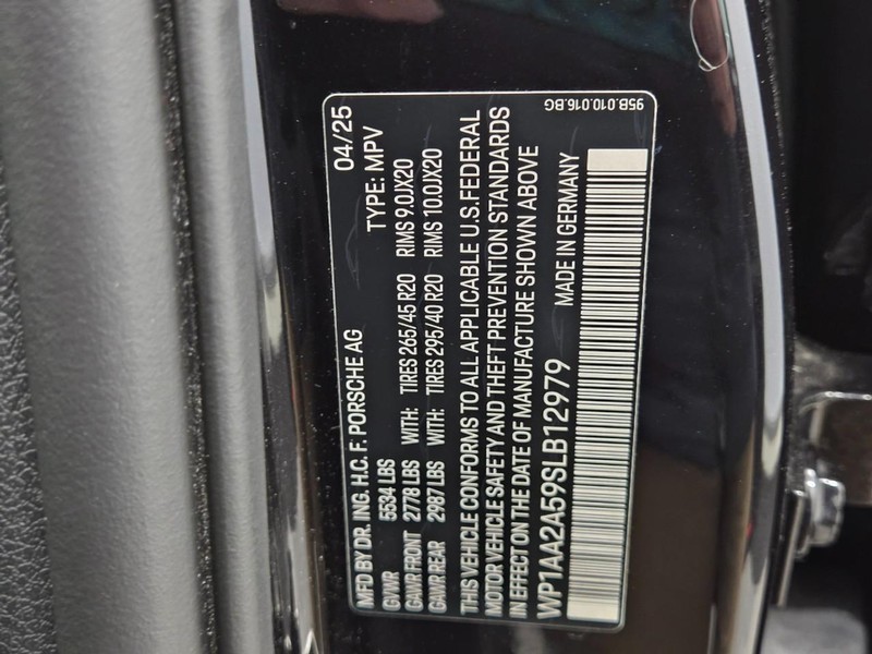 Porsche Macan Vehicle Full-screen Gallery Image 28