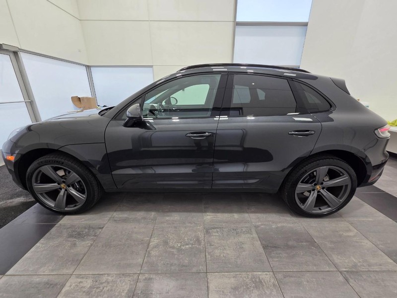 Porsche Macan Vehicle Full-screen Gallery Image 2
