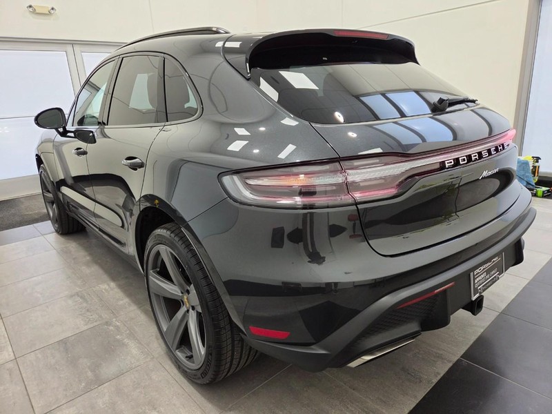 Porsche Macan Vehicle Full-screen Gallery Image 3