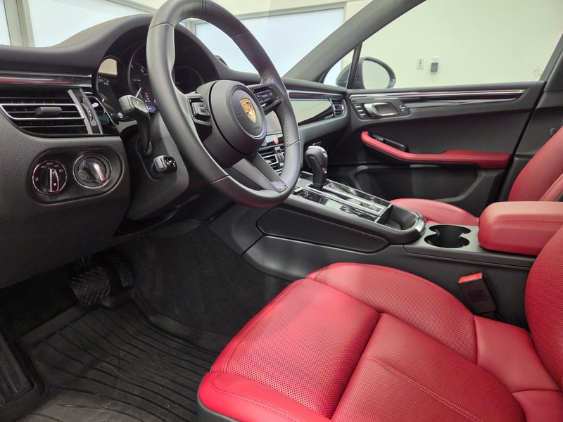 Porsche Macan Vehicle Full-screen Gallery Image 4