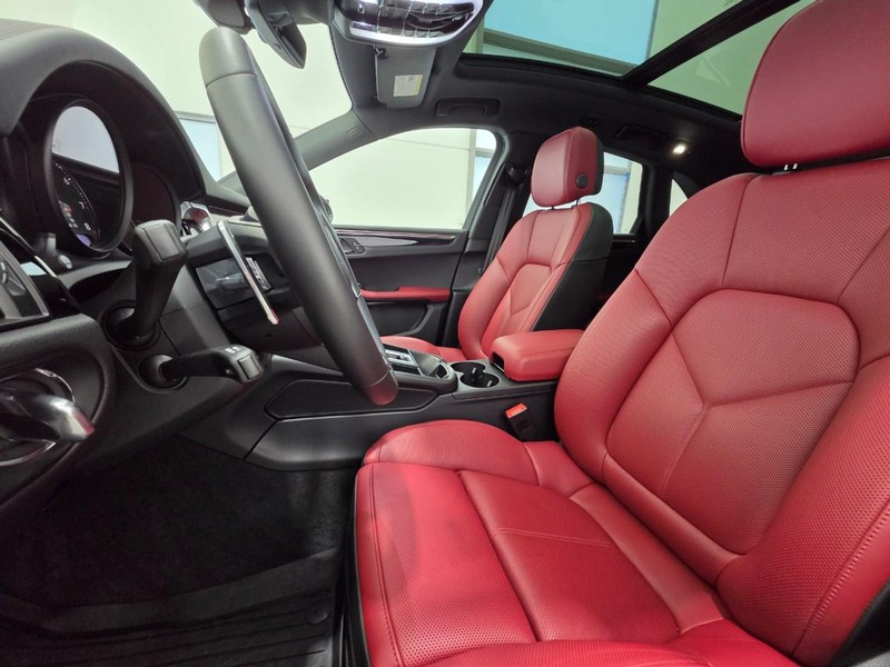 Porsche Macan Vehicle Full-screen Gallery Image 5