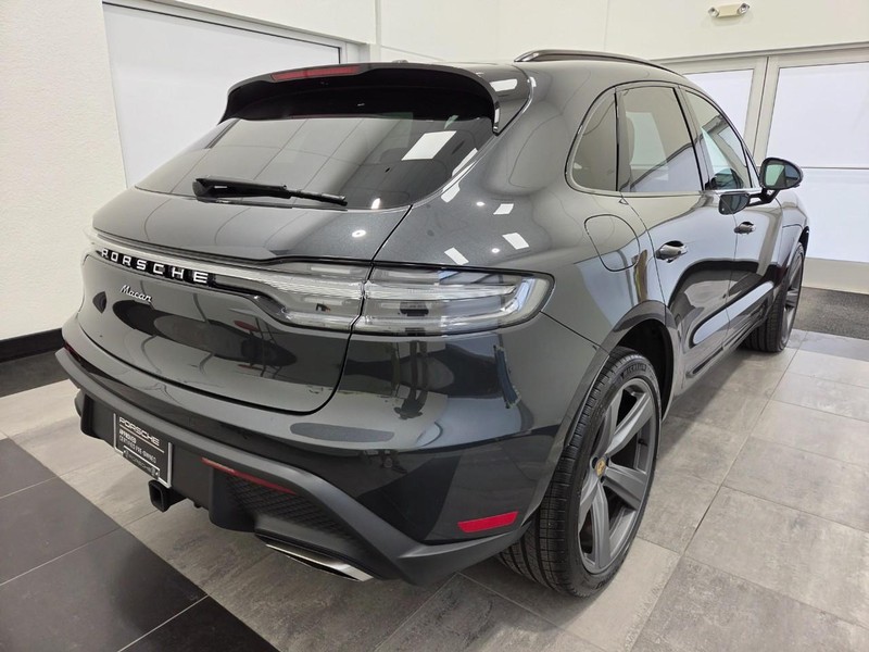 Porsche Macan Vehicle Full-screen Gallery Image 7