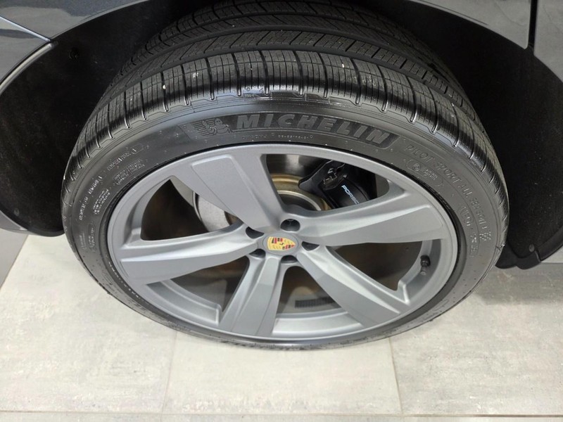 Porsche Macan Vehicle Full-screen Gallery Image 8