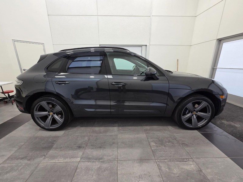 Porsche Macan Vehicle Full-screen Gallery Image 9