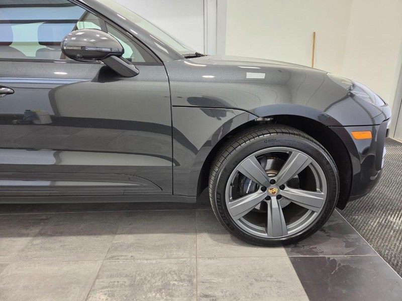 Porsche Macan Vehicle Full-screen Gallery Image 10