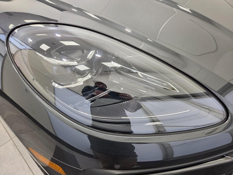 Porsche Macan Vehicle Full-screen Gallery Image 11