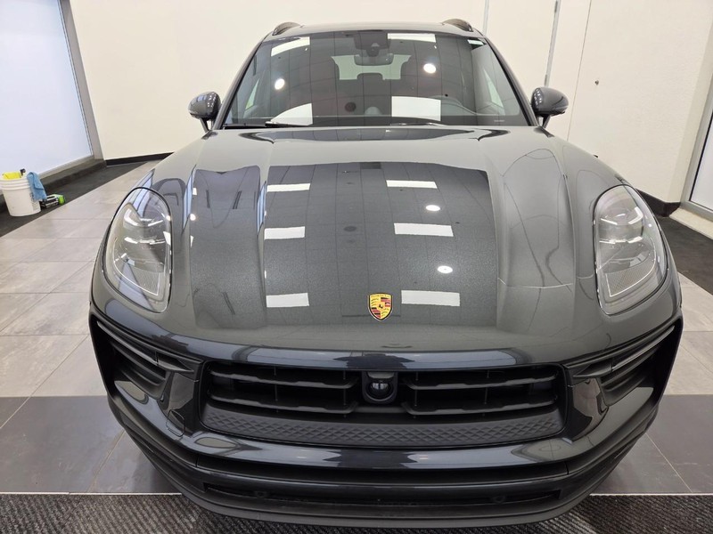 Porsche Macan Vehicle Full-screen Gallery Image 12