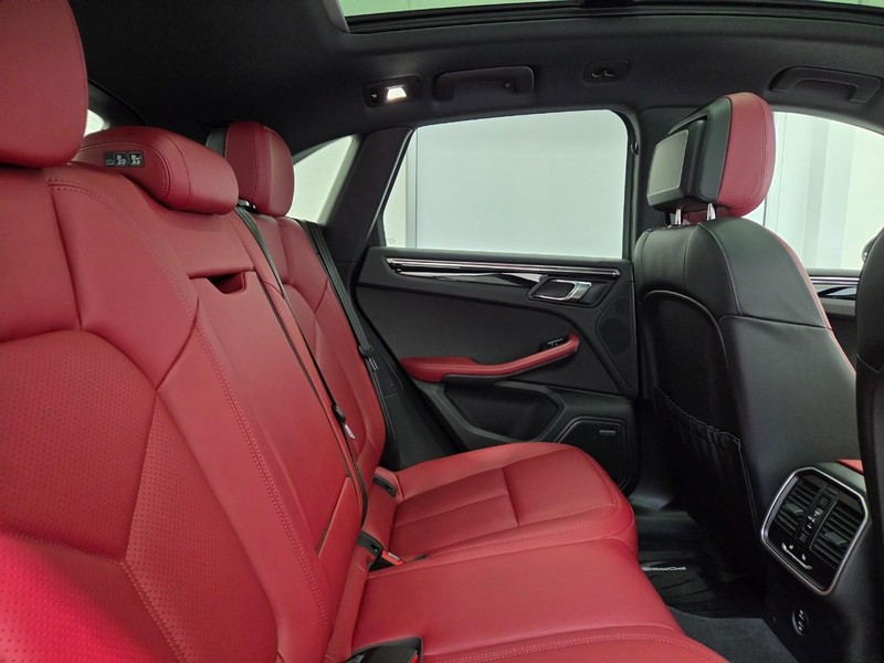 Porsche Macan Vehicle Full-screen Gallery Image 13