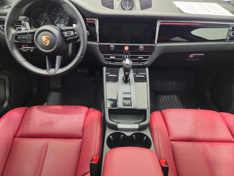 Porsche Macan Vehicle Full-screen Gallery Image 14