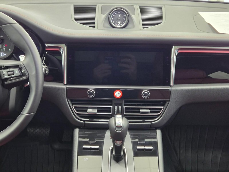 Porsche Macan Vehicle Full-screen Gallery Image 15