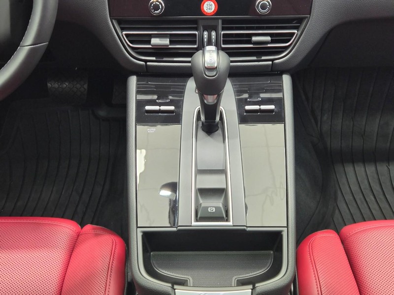 Porsche Macan Vehicle Full-screen Gallery Image 16