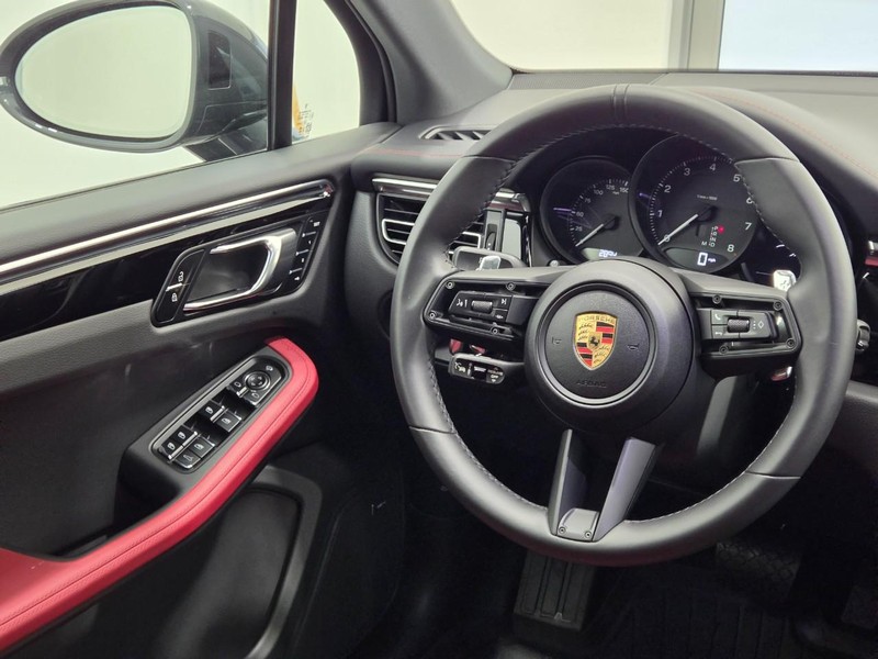 Porsche Macan Vehicle Full-screen Gallery Image 17