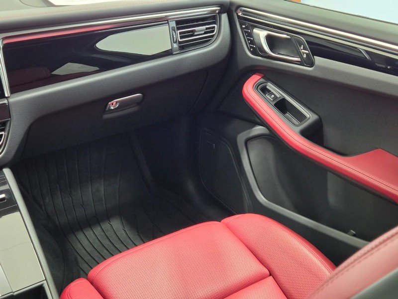 Porsche Macan Vehicle Full-screen Gallery Image 18