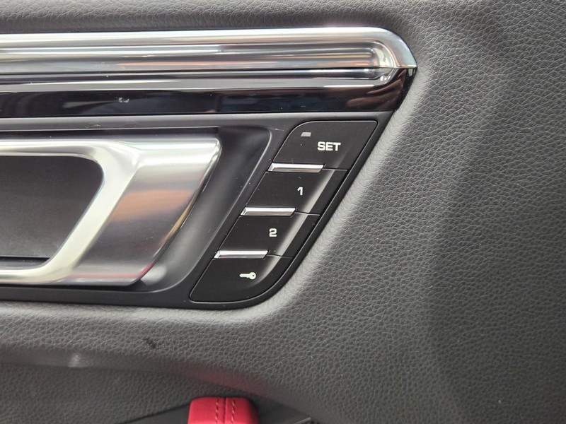 Porsche Macan Vehicle Full-screen Gallery Image 19