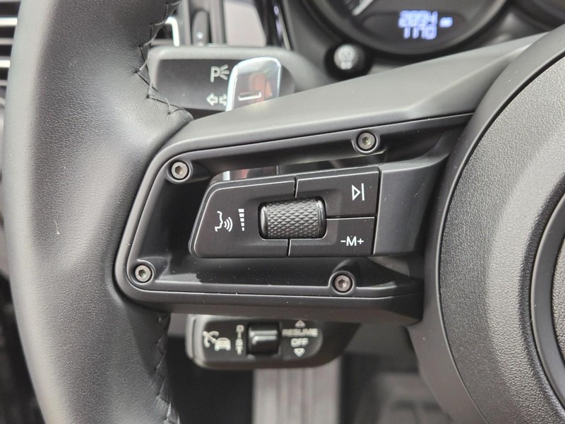 Porsche Macan Vehicle Full-screen Gallery Image 20