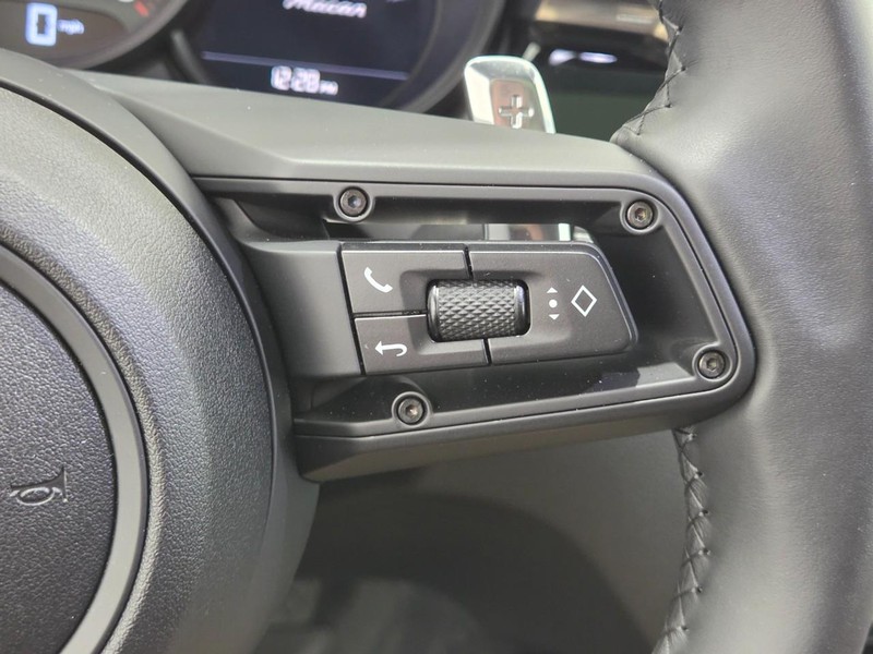 Porsche Macan Vehicle Full-screen Gallery Image 21