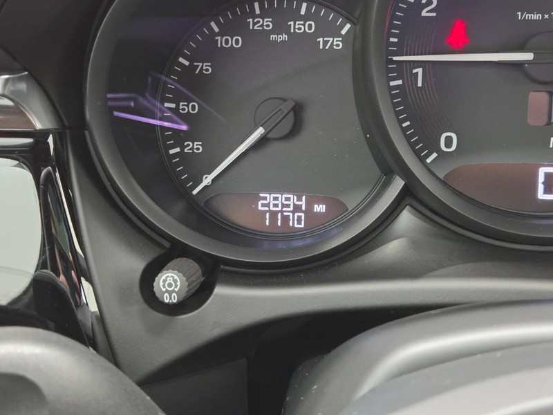 Porsche Macan Vehicle Full-screen Gallery Image 22