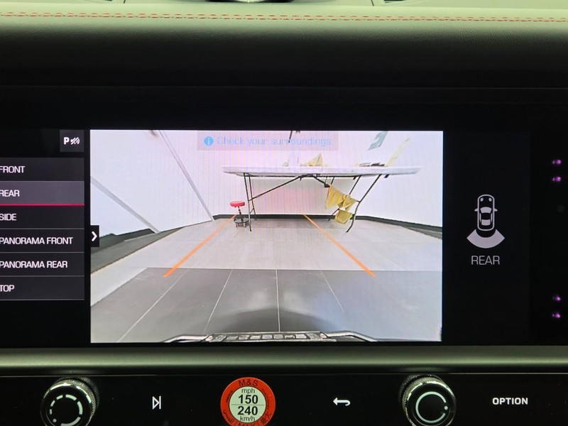 Porsche Macan Vehicle Full-screen Gallery Image 23