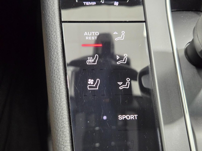 Porsche Macan Vehicle Full-screen Gallery Image 24