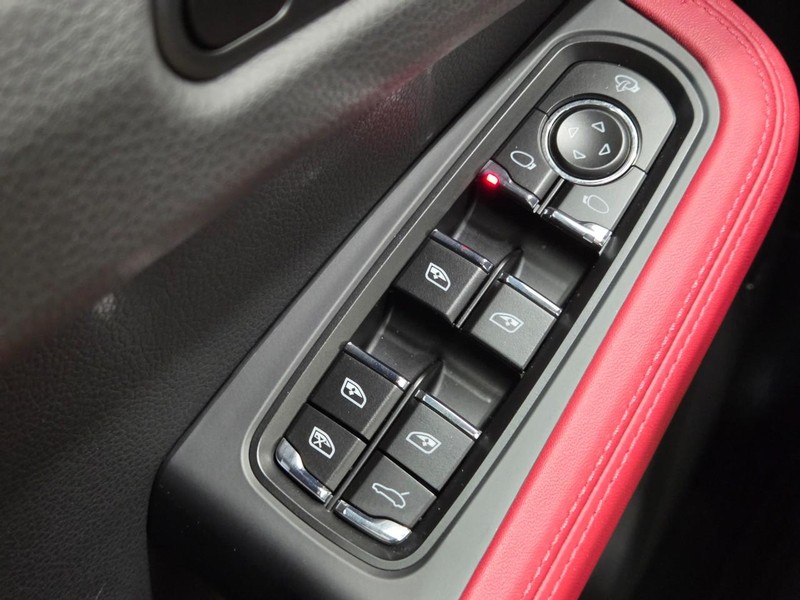 Porsche Macan Vehicle Full-screen Gallery Image 25