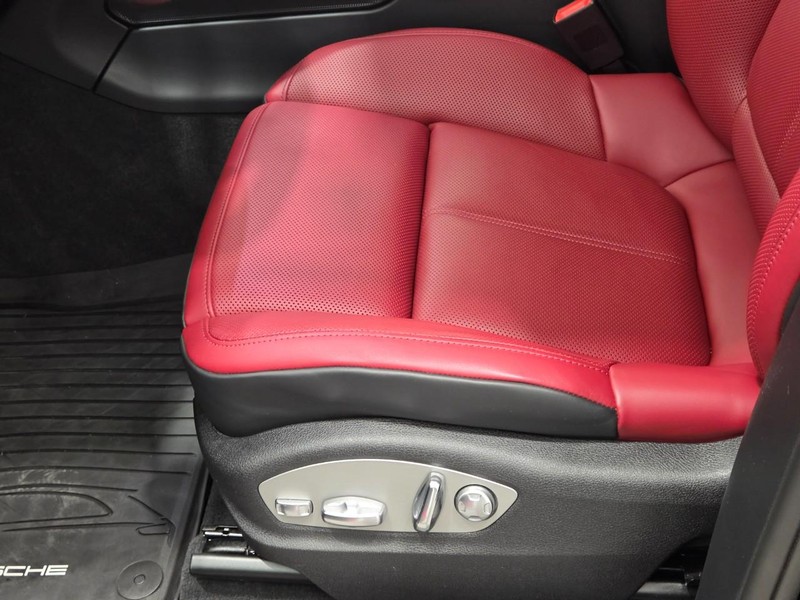 Porsche Macan Vehicle Full-screen Gallery Image 26