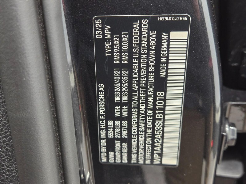 Porsche Macan Vehicle Full-screen Gallery Image 27