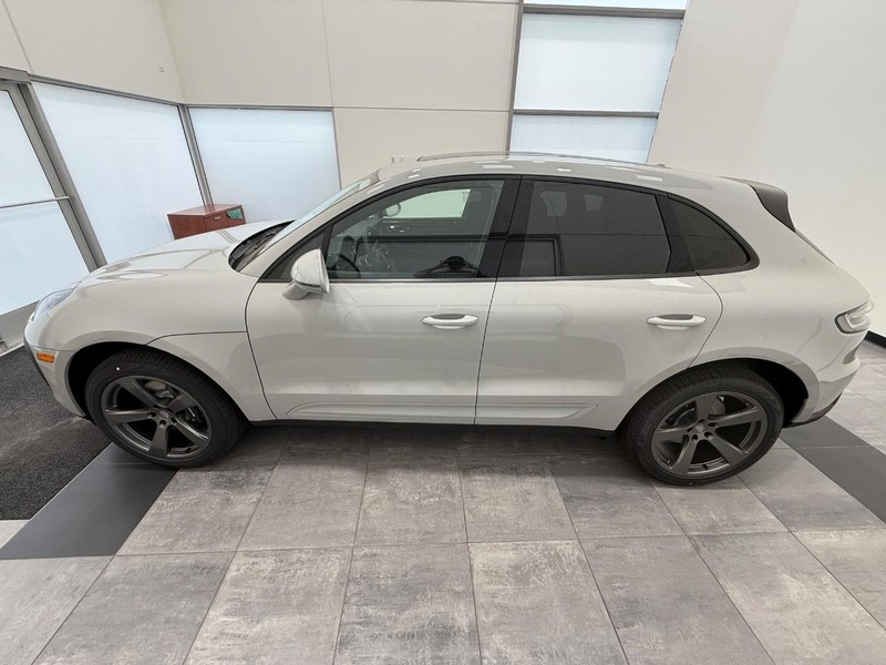 Porsche Macan Vehicle Full-screen Gallery Image 2